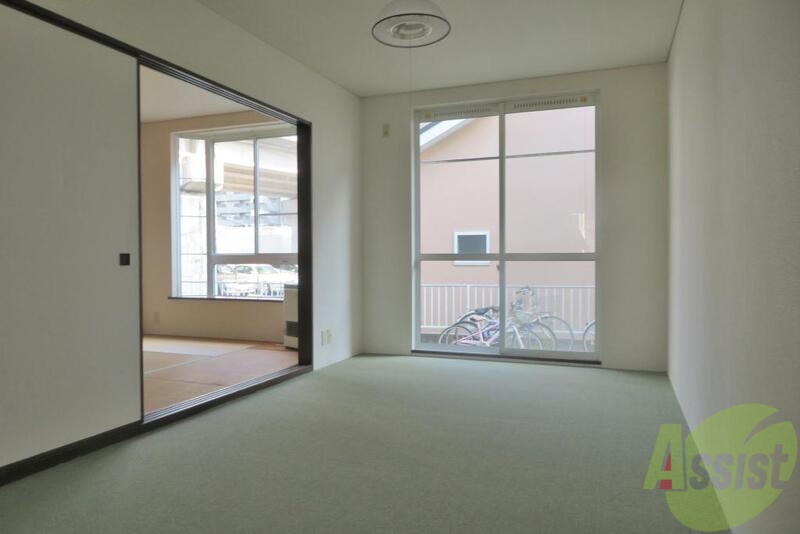 居室・リビング　７．５帖の洋室はこんな感じです～。窓から光が差し込みます。