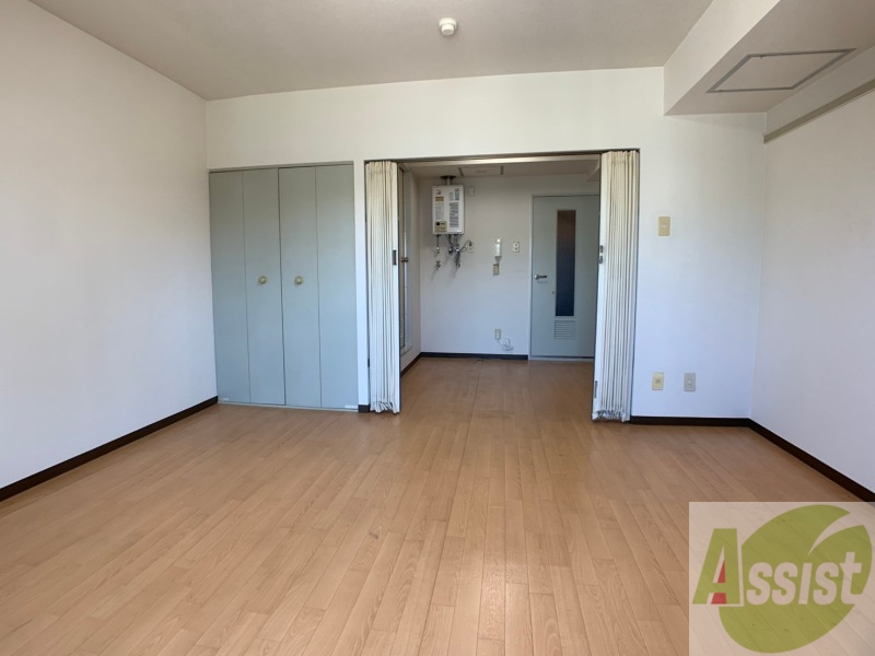 居室・リビング　リビングです。木目のフローリングが落ち着きますね。