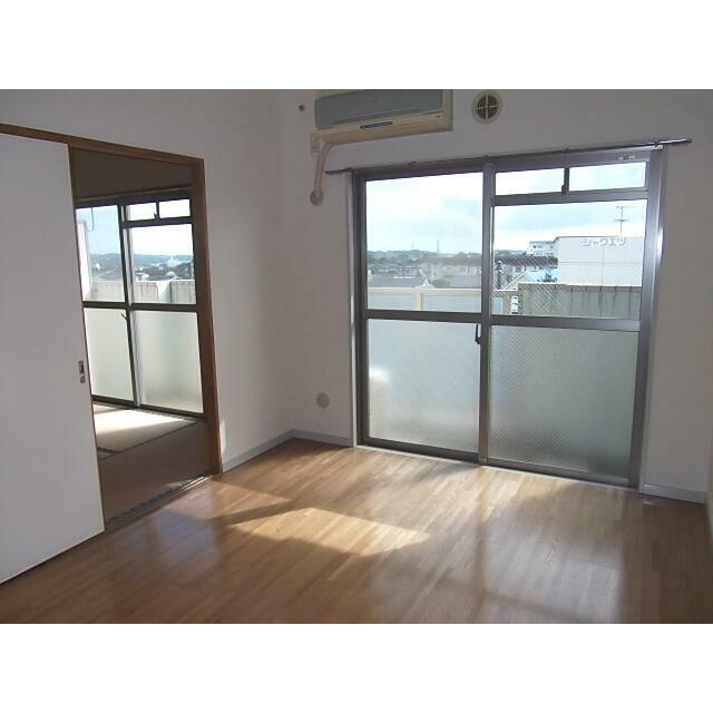 居室・リビング　南向きで明るいですよ☆