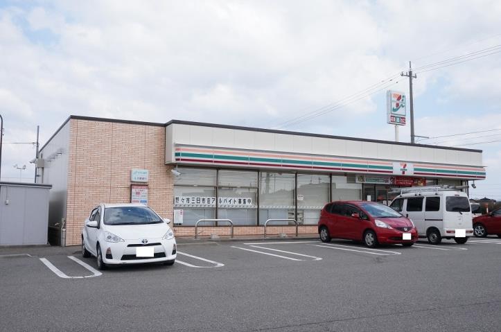 コンビニ　セブンイレブン（コンビニ）まで657m