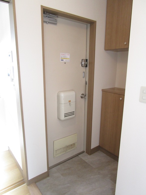 玄関　※別部屋の参考写真となります。