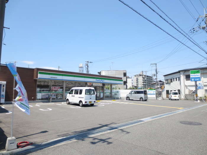 コンビニ　ファミリーマート（コンビニ）まで100m