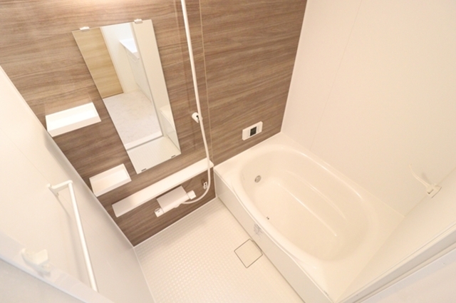 バス・シャワールーム　浴室換気乾燥機付きの浴槽です。