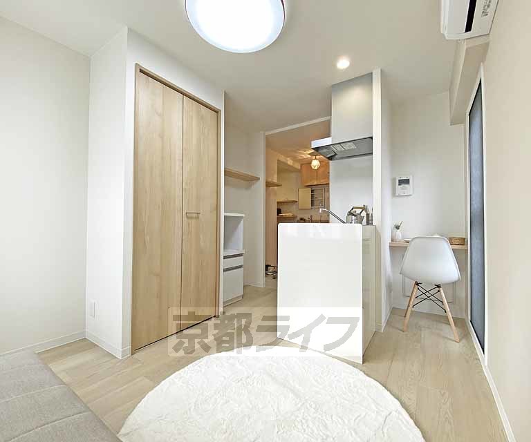 居室・リビング　閑静な住宅街に建つ女性専用マンションです。