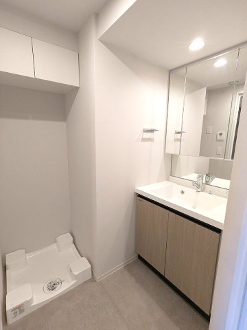 洗面設備　トイレと独立した洗面室、三面鏡付ハンドシャワー付、鏡の後ろも