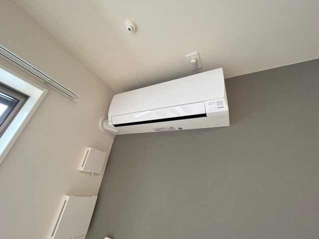 その他　エアコン2基付きで夏冬快適です