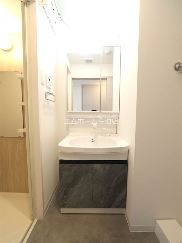 洗面設備　脱衣所　独立洗面台（シャンプードレッサー付）