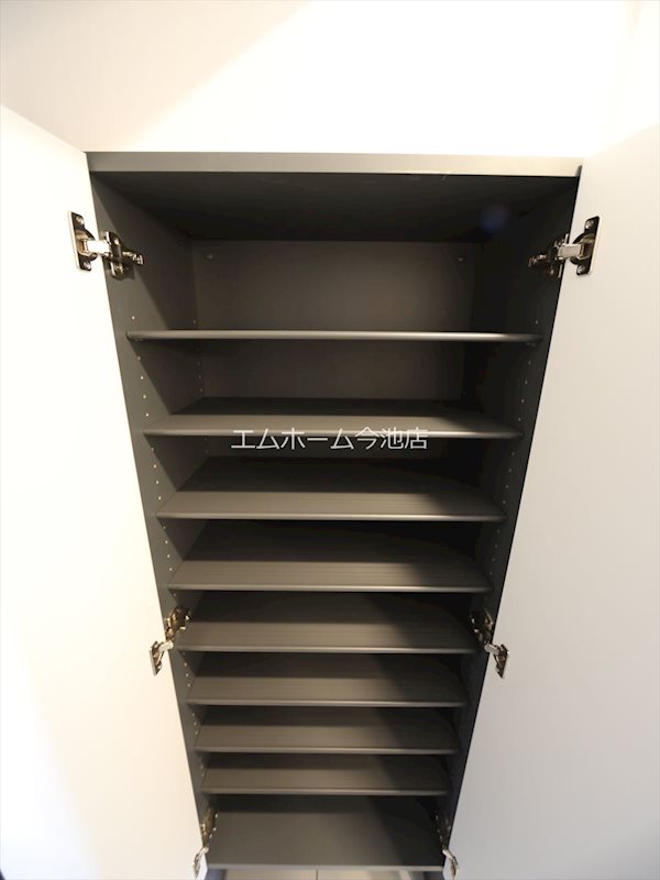 玄関　玄関　シューズボックス付