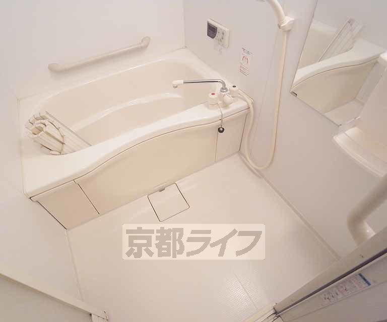 バス・シャワールーム　広々としたバスルームです。