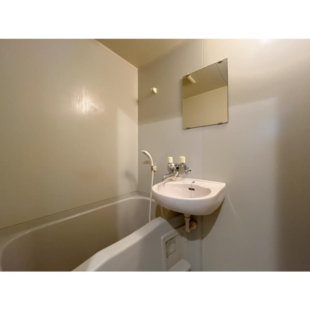 バス・シャワールーム　コンパクトで使いやすいお風呂です