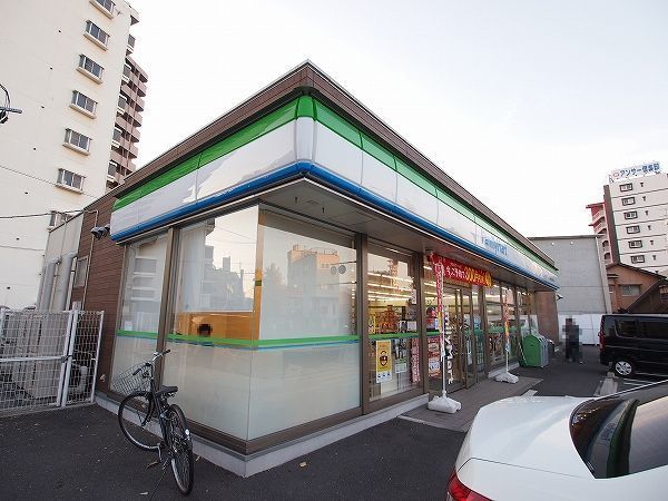 コンビニ　ファミマ小倉北三萩野１丁目店（コンビニ）まで210m