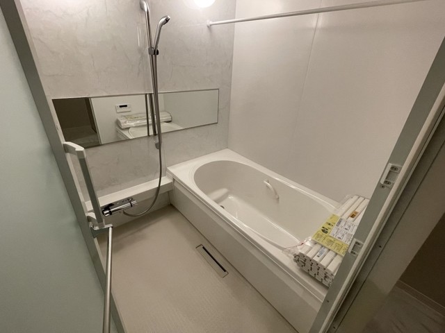 バス・シャワールーム　【浴室】追い焚き、乾燥機付きの洋室