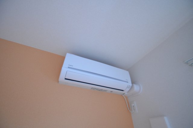 その他設備　エアコン１台付き、どの季節でも重宝しますね。