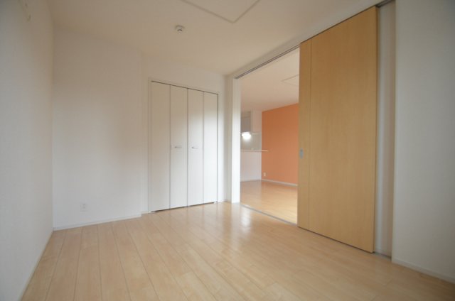 その他部屋・スペース　リビングそばの６帖洋室。