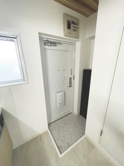 玄関　同型タイプのお部屋（１０１号室）の写真となっております。