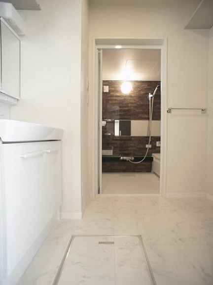 洗面設備　洗髪洗面化粧台と洗濯機置き場があります♪