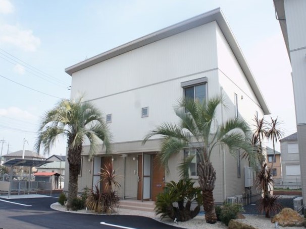 建物外観　大きなヤシの木で南国ムードたっぷりです♪