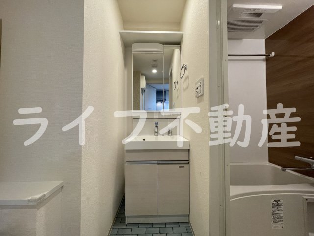 洗面設備　独立洗面化粧台が付いています