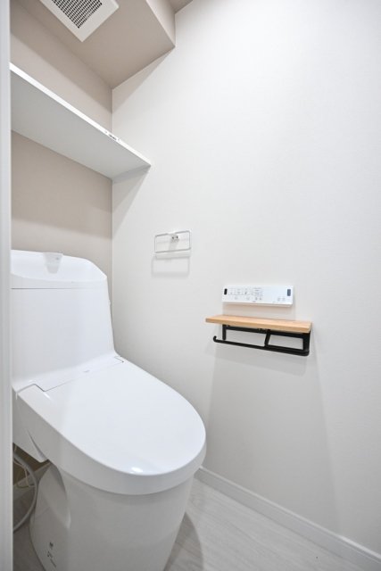 トイレ　落ち着いた色調のトイレです