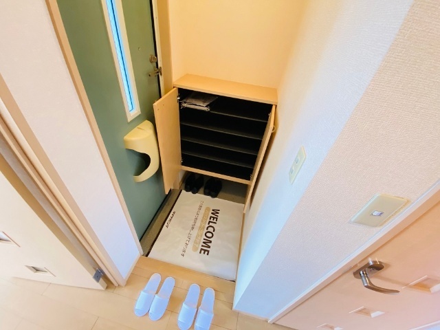 玄関　同一建物内２０２号室内装写真転載