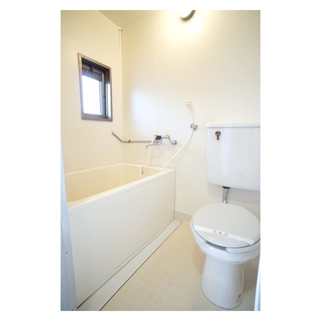 バス・シャワールーム　小窓は日中の換気に便利です