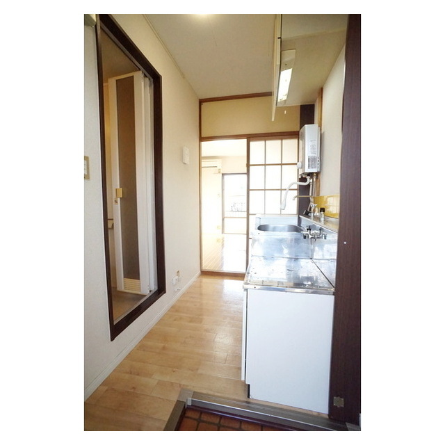 玄関　玄関から続くキッチンスペース