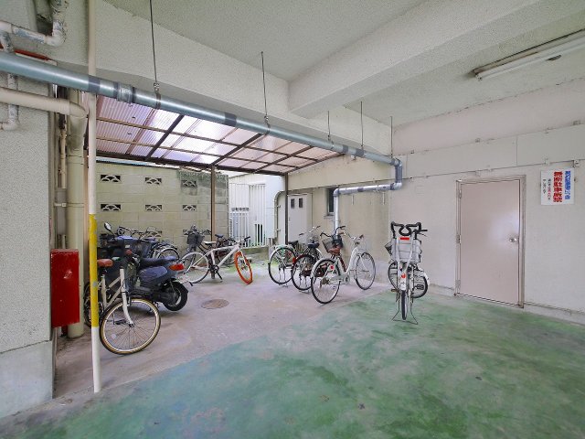 その他共有部分　ゆったりとした駐輪スペース。