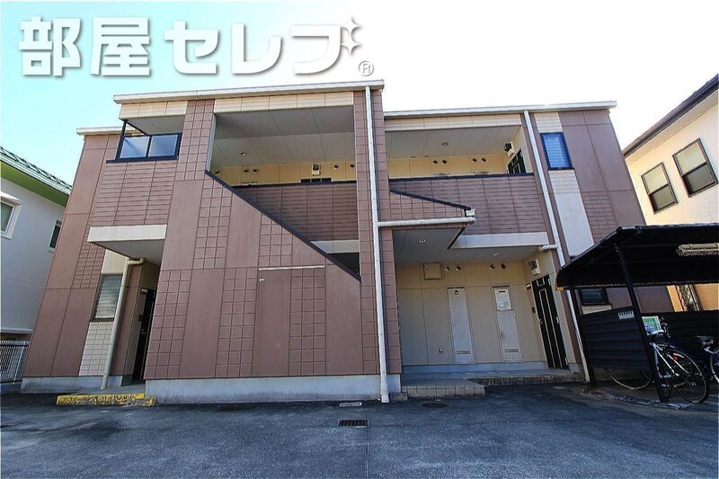 建物外観　２階建ての重量鉄骨造。