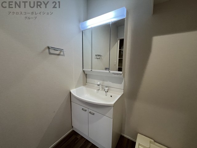 洗面設備　三面鏡付洗面化粧台が付いています！