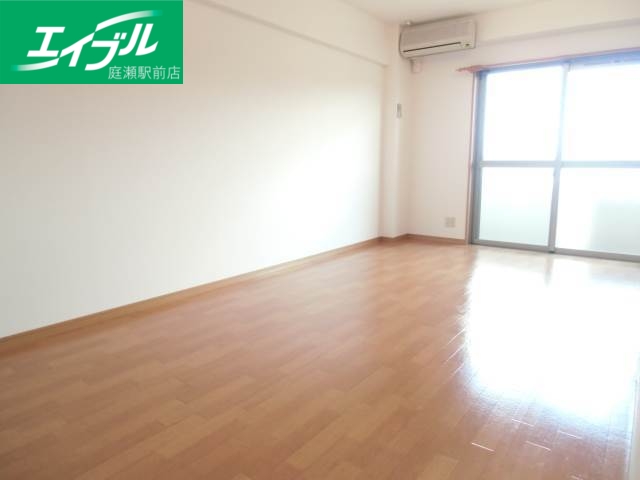 居室・リビング　ゆとりある１０帖洋室