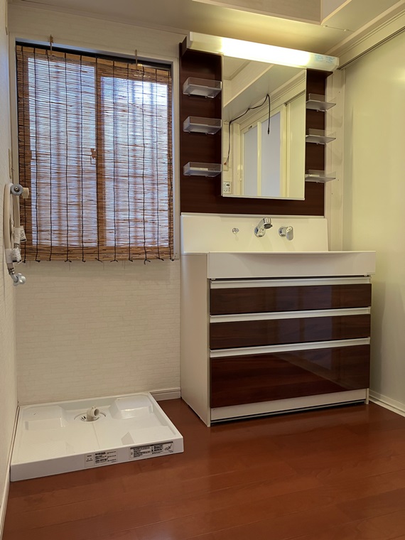 洗面設備　明るい洗面所です