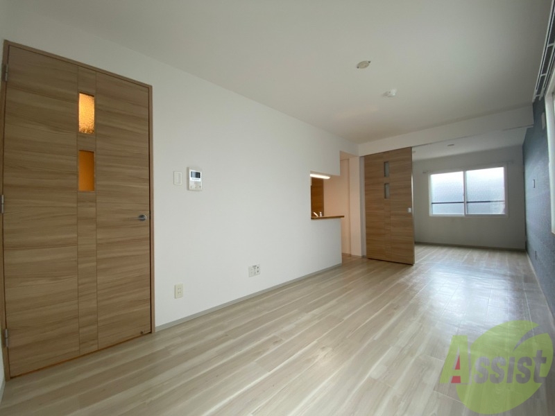 居室・リビング　フローリングや壁の色がお洒落な印象のリビングです。