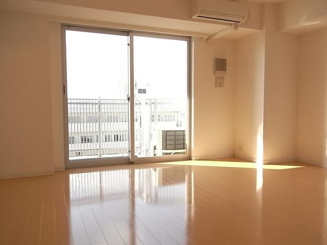 居室・リビング　明るいリビングスペース