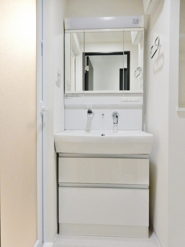 洗面設備　3面鏡シャンプードレッサー