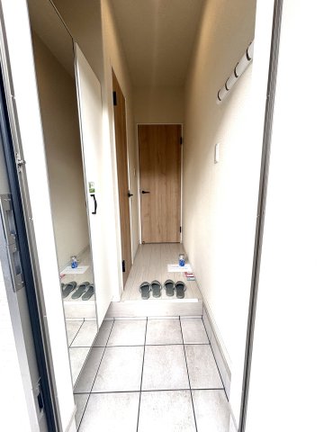 玄関　大型収納付・鏡付き玄関