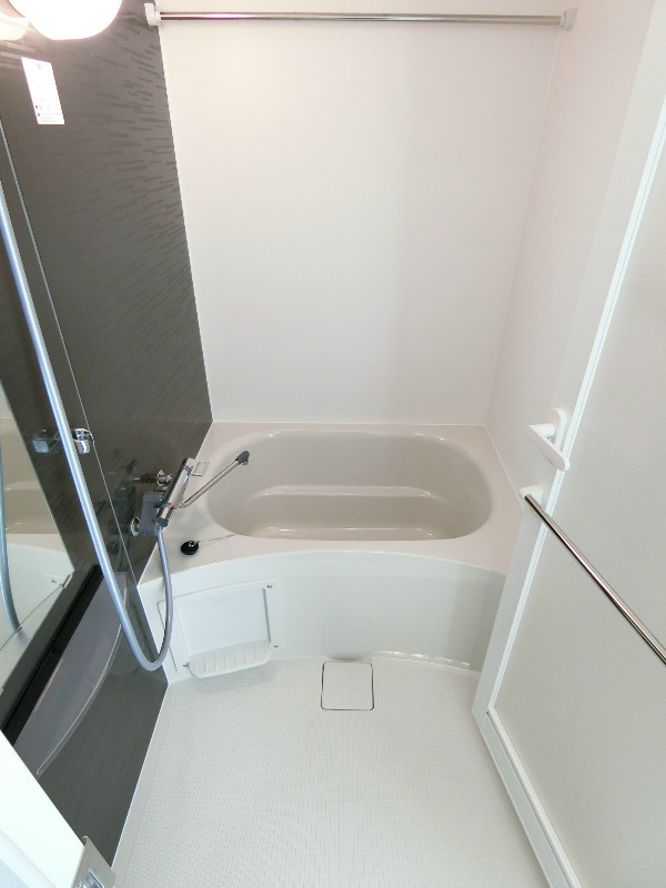 バス・シャワールーム　床は水はけが良く乾きやすい表面特殊加工の床は滑りにくく安心で