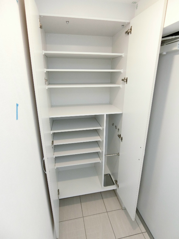 玄関　レバーの押引だけで操作できるプッシュプルドアハンドルを採用