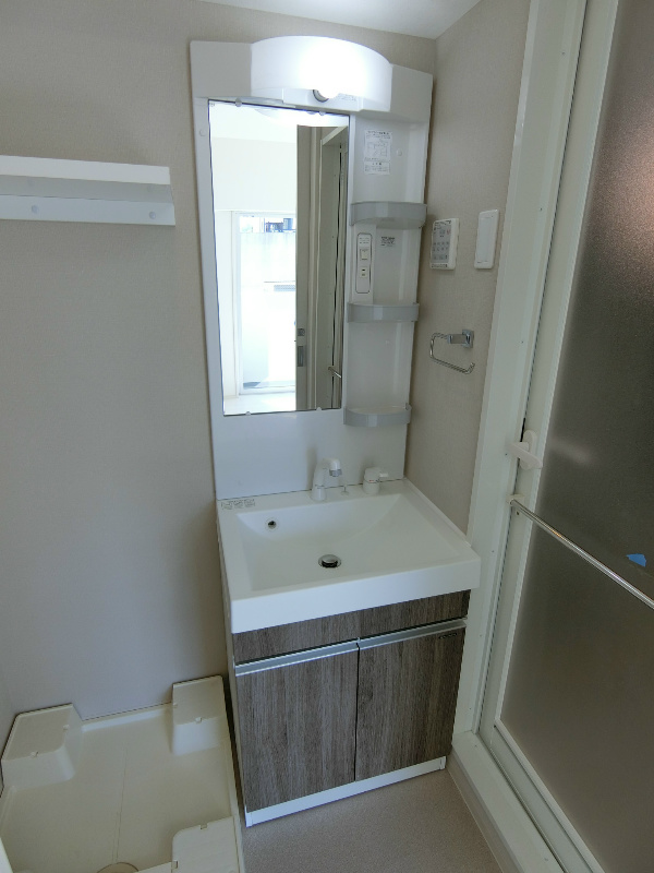 洗面設備　洗面台下は洗面用具をストックできる収納スペースになっています