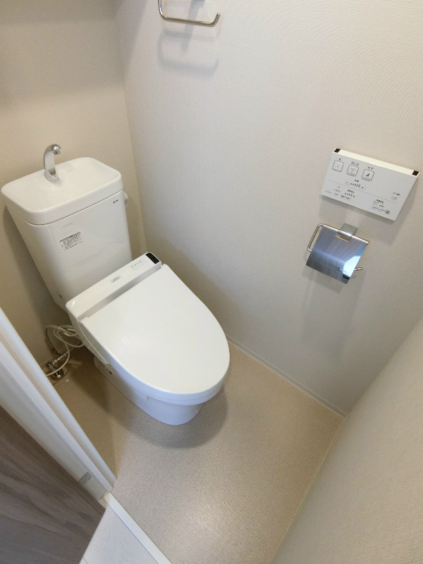 トイレ　使いやすさと清潔さを保つ抗菌仕様の温水シャワー洗浄・脱臭機能