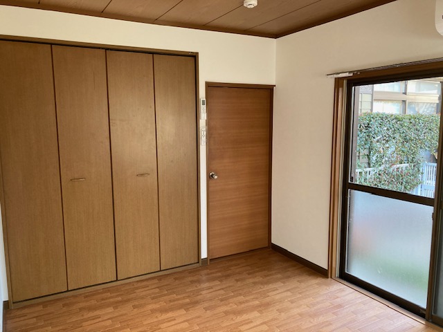 居室・リビング　キッチンへのドアと収納