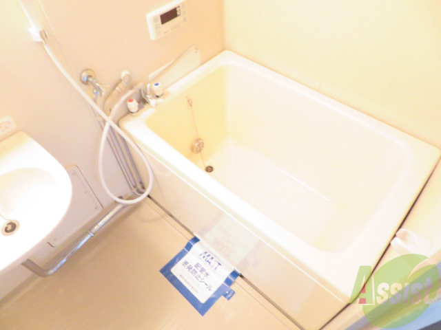 バス・シャワールーム　こちらはお風呂。一日の疲れをここで癒してください。