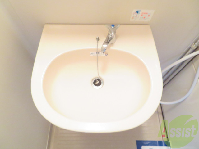 洗面設備　洗面台があるので、朝の準備などに助かります。