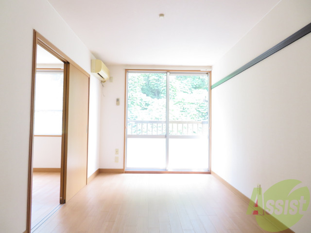 居室・リビング　リビングはこんな感じです。窓が大きくてよく陽が入ってきます。