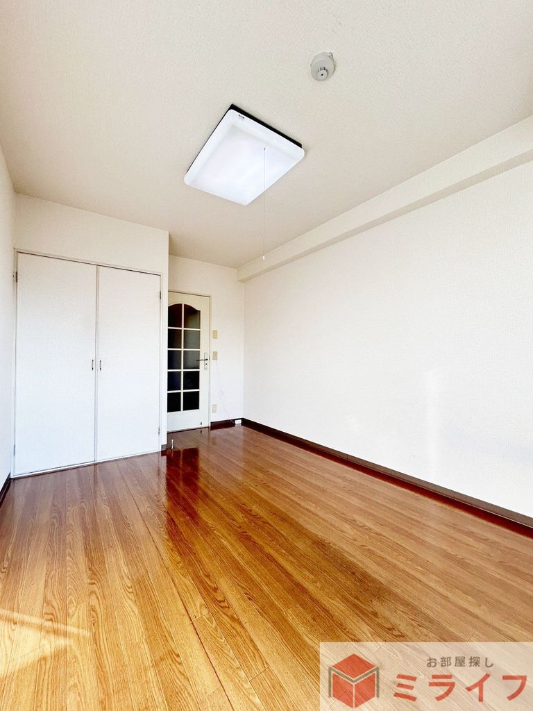 居室・リビング　奥行きあるクローゼット完備。お洋服や荷物もスッキリ収まります