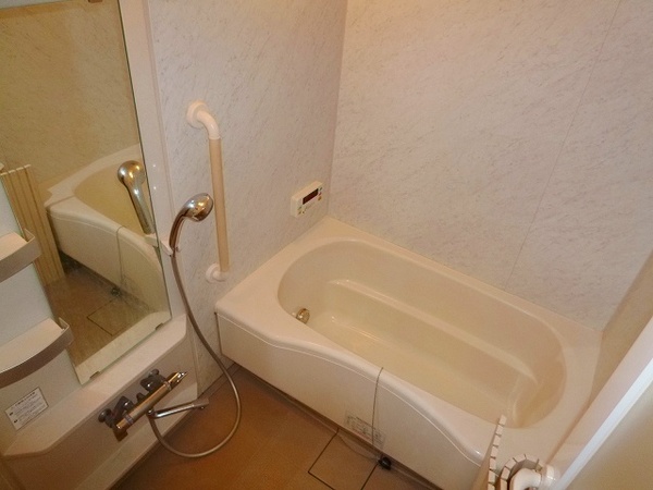 バス・シャワールーム　便利な追い焚き機能、浴室乾燥機付き!