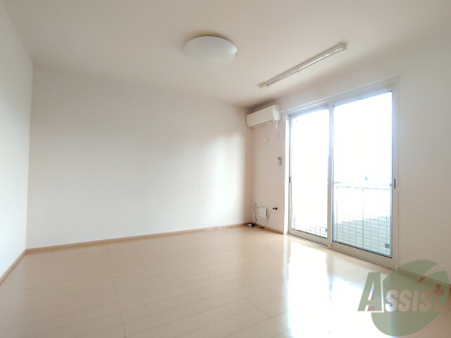 居室・リビング　綺麗で家具もたくさん置けそうなリビングです。