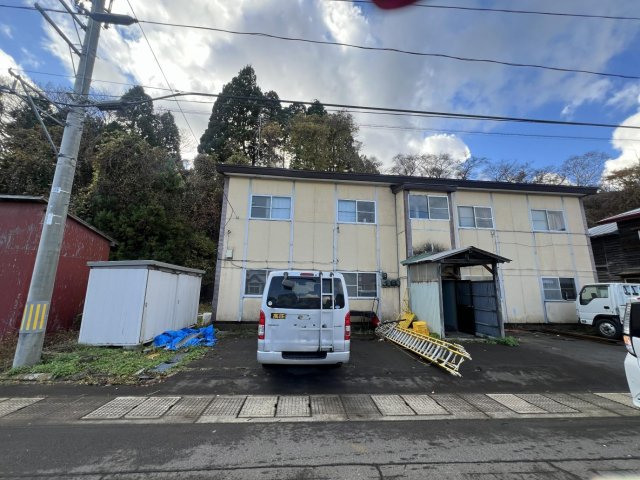 建物外観　広々とした敷地と駐車場