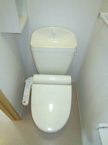 トイレ　落ち着いた色調のトイレです