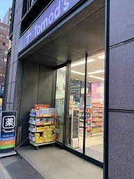 ドラックストア　トモズ銀座三丁目店（ドラッグストア）まで480m