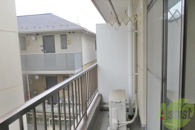 バルコニー　ベランダも付いて、お布団も干せますね。